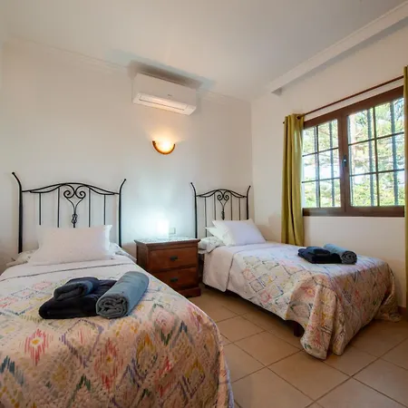 Villa Utopia, Villa 4 Bedrooms Close To Old Town, Heated Pool With Complete Privacy *