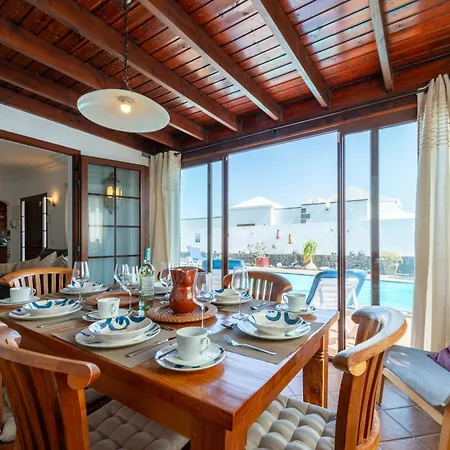 Utopia, Villa 4 Bedrooms Close To Old Town, Heated Pool With Complete Privacy Villa
